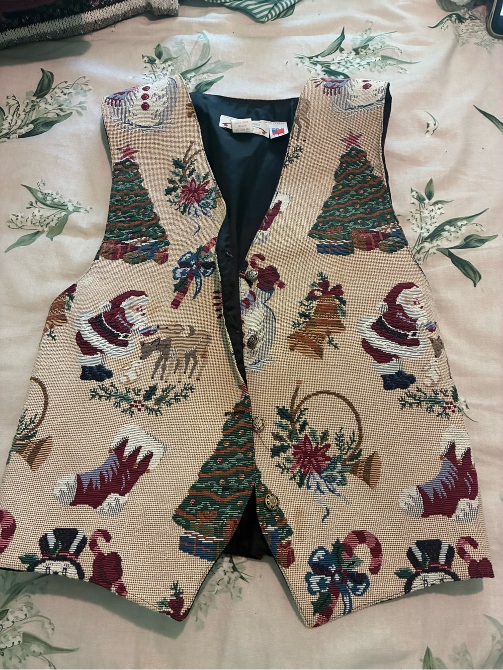 Orvis Beige Holiday Tapestry Vest with Christmas Motifs
